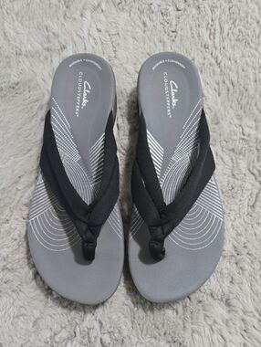 Clarks Women's Cloudsteppers Arla Kaylie thong sandals in black and gray size 10